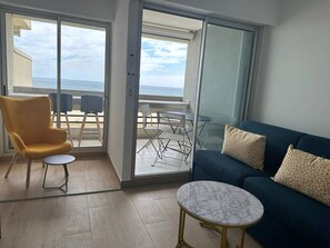 TV - Modern apartment with air conditioning, balcony, and parking (Canet-en-Roussillon)