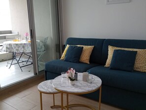 TV - Modern apartment with air conditioning, balcony, and parking (Canet-en-Roussillon)