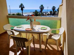 Outdoor dining - Renovated sea-facing apartment with parking (Canet-Plage)