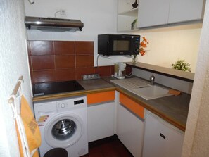Fridge, microwave, stovetop - Renovated sea-facing apartment with parking (Canet-Plage)