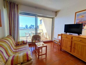 TV - Renovated sea-facing apartment with parking (Canet-Plage)