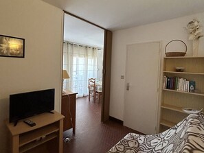 TV - Cozy apartment for 4, direct beach access, parking, perfect for holidays (Le Barcarès)