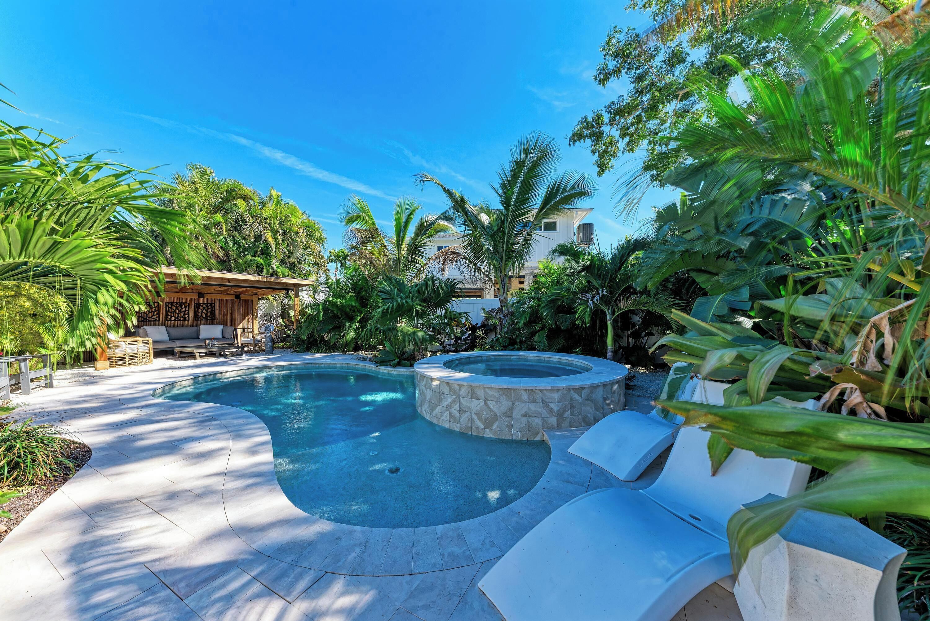 Een buitenzwembad en een verwarmd zwembad