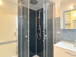 Bathroom - Ground Floor Apartment with Beach Access, Parking, and Terrace (Le Barcarès)