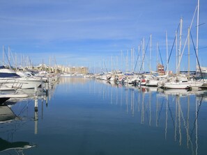 Marina - Ground Floor Apartment with Beach Access, Parking, and Terrace (Le Barcarès)
