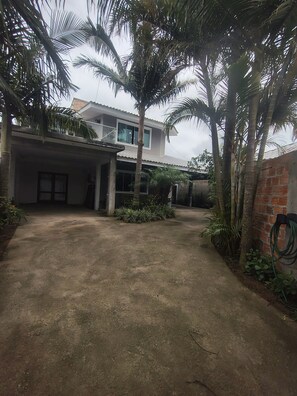 Exterior - House with swimming pool and sinuca table (Garopaba)