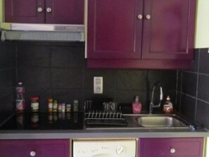 Fridge, microwave, stovetop, dishwasher - Cozy House with Terrace, A/C, BBQ, Private Parking - Near Beach (Le Barcarès)