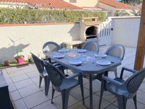 Outdoor dining - Cozy House with Terrace, A/C, BBQ, Private Parking - Near Beach (Le Barcarès)