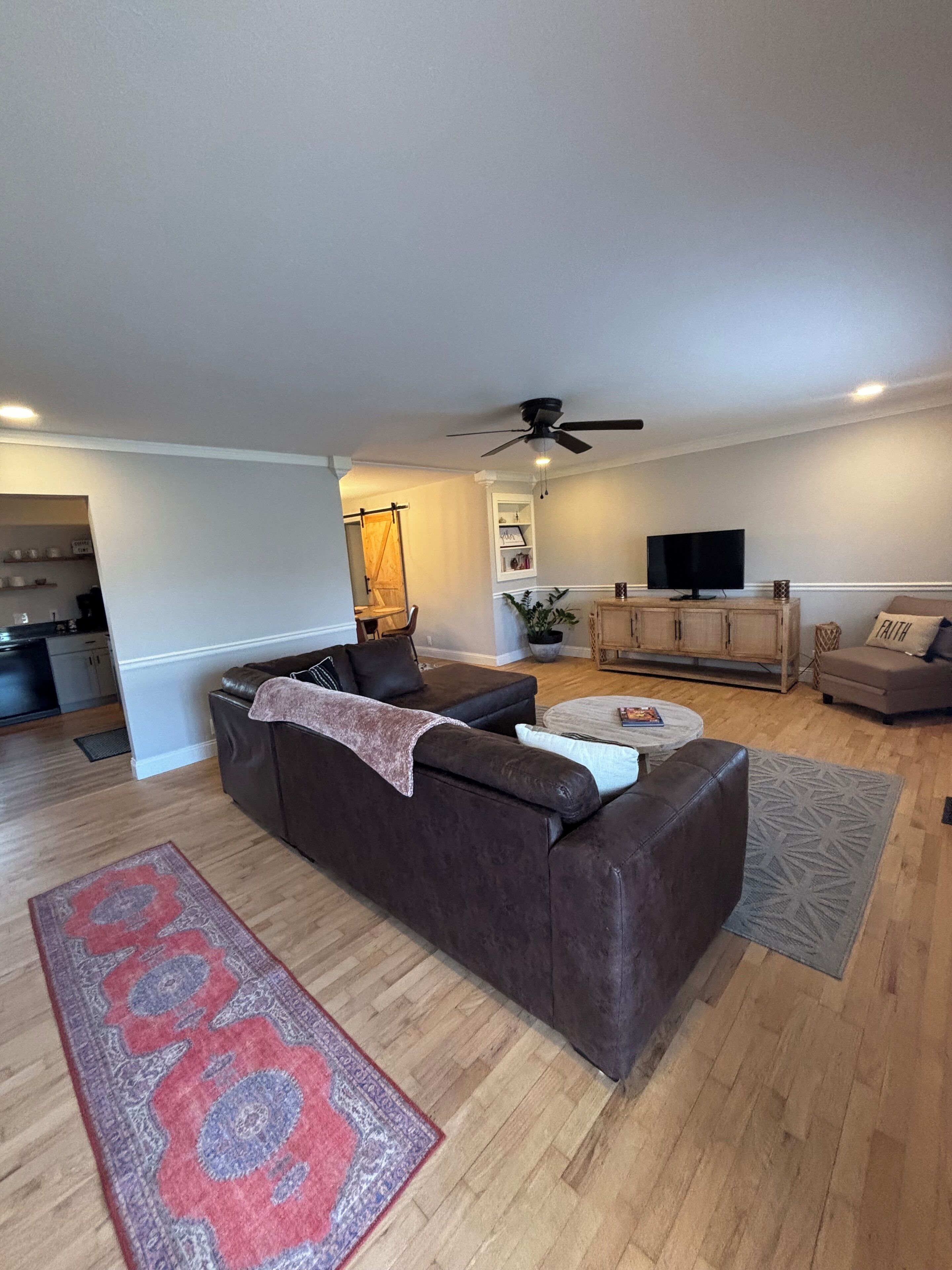 Smart TV, fireplace, ping pong, books