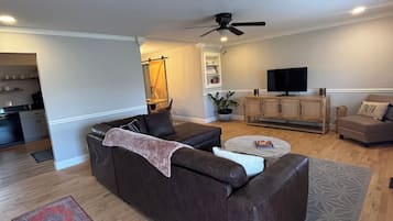 Smart TV, fireplace, ping pong, books