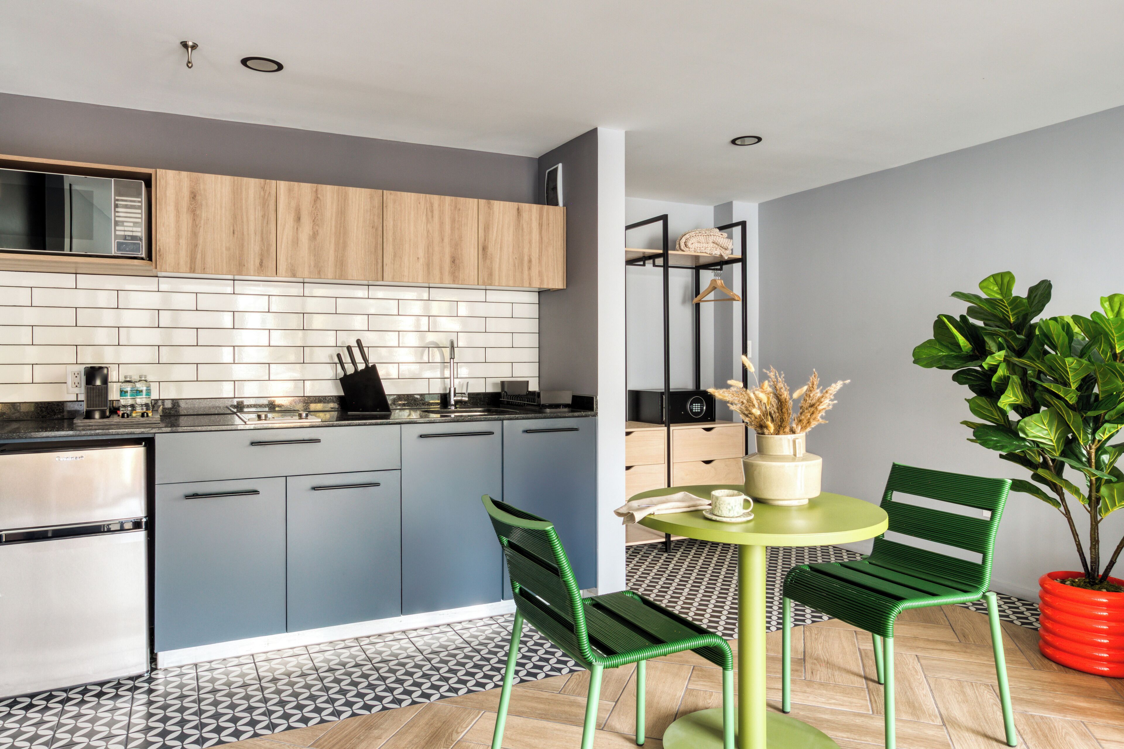 Deluxe Apartment | Private kitchen | Full-size fridge, microwave, stovetop, coffee/tea maker