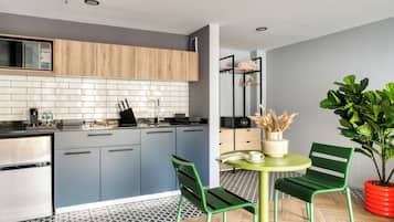 Deluxe Apartment | Private kitchen | Full-size fridge, microwave, stovetop, coffee/tea maker