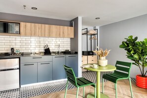 Departamento Deluxe | Cocina privada | Refrigerador con congelador, microondas y parrilla de estufa 