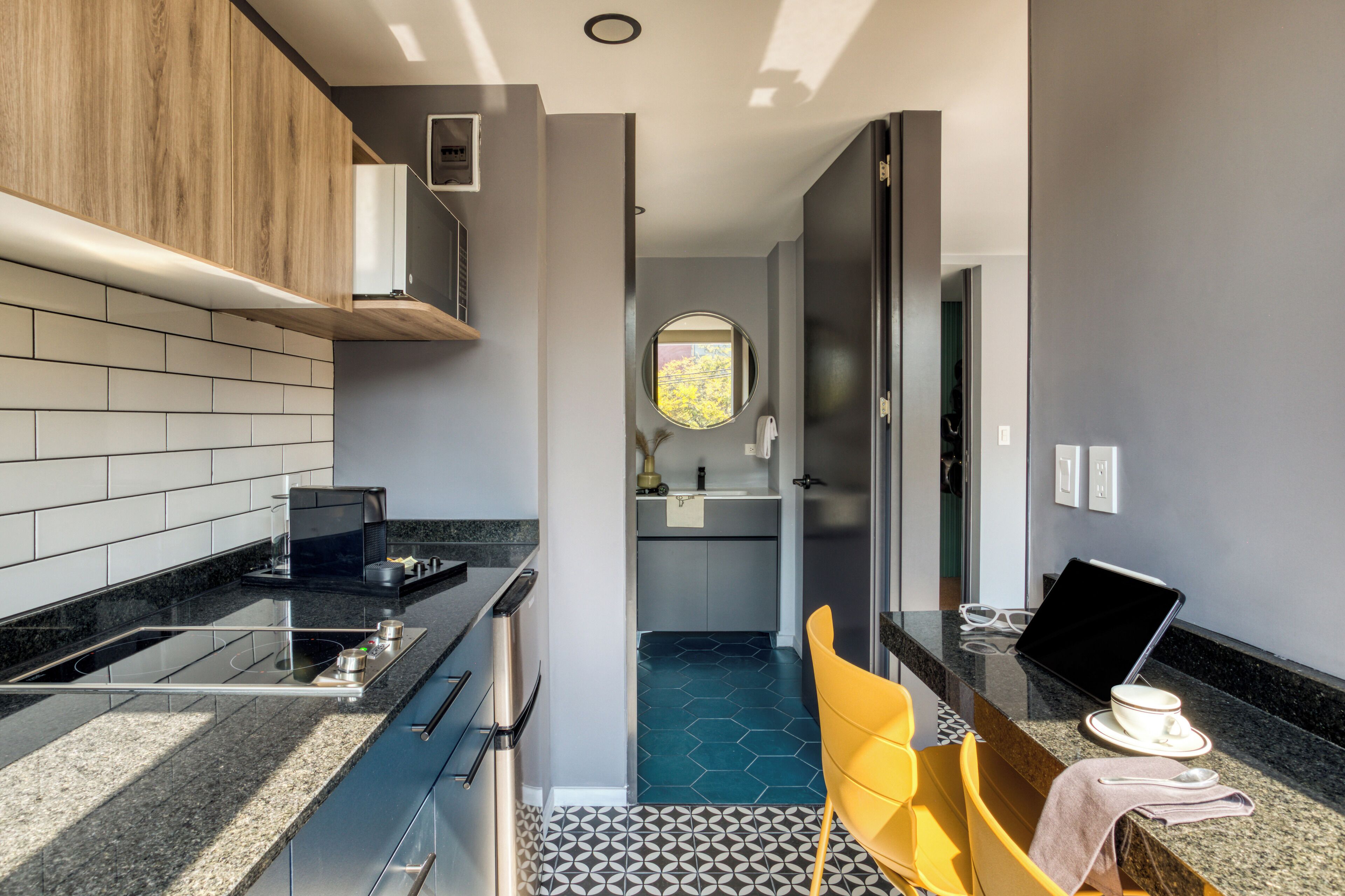 Departamento familiar | Cocina privada | Refrigerador con congelador, microondas y parrilla de estufa 