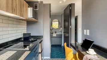 Departamento familiar | Cocina privada | Refrigerador con congelador, microondas y parrilla de estufa