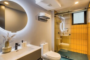 Family Apartment | Bathroom | Shower, rainfall showerhead, hair dryer, towels - ULIV Condesa (Mexico City)