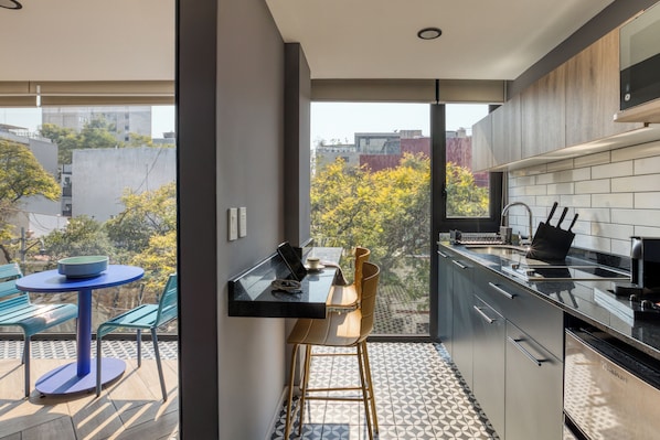 Una cocina moderna con comedor, ventanas amplias y vistas a la ciudad.
