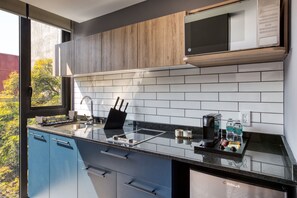 Standard Studio | Private kitchen | Full-size fridge, microwave, stovetop, coffee/tea maker - ULIV Condesa (Mexico City)