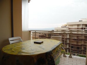 Outdoor dining - Bright 2-room apartment with private parking at Canet-Plage (Canet-Plage)
