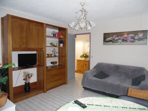 TV - Bright 2-room apartment with private parking at Canet-Plage (Canet-Plage)