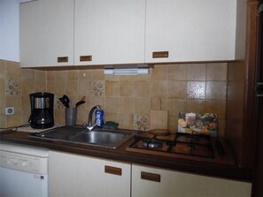 Fridge, microwave, oven, stovetop - Bright 2-room apartment with private parking at Canet-Plage (Canet-Plage)