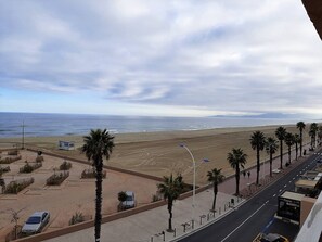 On the beach - Renovated 2-bedroom apt facing sea, balcony, 4 pers (Canet-Plage)