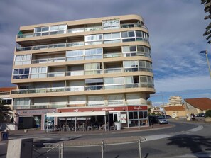 Exterior - Renovated 2-bedroom apt facing sea, balcony, 4 pers (Canet-Plage)