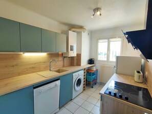 Fridge, microwave, oven, stovetop - Renovated 2-bedroom apt facing sea, balcony, 4 pers (Canet-Plage)