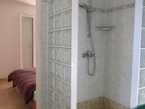 Bathroom - Private Pool Villa 8 Minutes from Beaches – Sleeps 8, WIFI, Sauna (Saint-Laurent-de-la-Salanque)