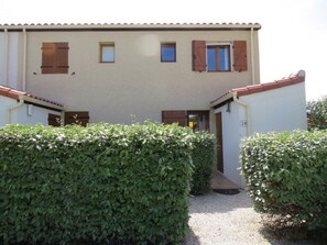 Exterior - Charming House with Private Garden, Shared Pool, and Parking Near Beach (Le Barcarès)