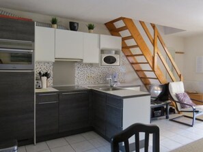 Fridge, microwave, oven, stovetop - Charming House with Private Garden, Shared Pool, and Parking Near Beach (Le Barcarès)