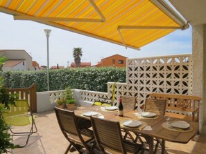 Outdoor dining - Charming House with Private Garden, Shared Pool, and Parking Near Beach (Le Barcarès)