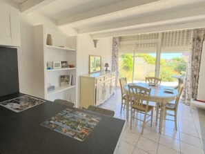 Dining - Charming Townhouse with Seasonal Pool, Terrace & Parking, Sleeps 6 – Close to Beach (Le Barcarès)