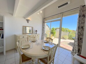 Dining - Charming Townhouse with Seasonal Pool, Terrace & Parking, Sleeps 6 – Close to Beach (Le Barcarès)