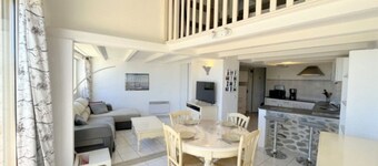 Charming Townhouse with Seasonal Pool, Terrace & Parking, Sleeps 6 – Close to Beach