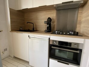 Fridge, oven, stovetop - Modern T2 in Canet Beach - 4 pers, sea view balcony (Canet-Plage)