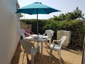 Outdoor dining - Beachfront Studio with A/C, Parking & Terrace (Le Barcarès)