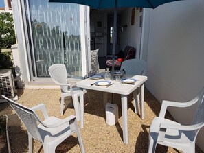 Outdoor dining - Beachfront Studio with A/C, Parking & Terrace (Le Barcarès)