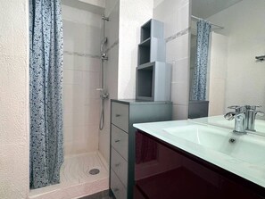 Bathroom - Beachfront Studio with A/C, Parking & Terrace (Le Barcarès)