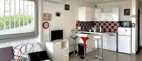 Fridge, microwave, stovetop, dishwasher