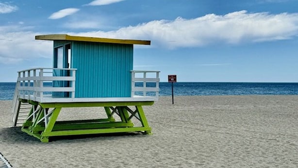 A lifeguard tower on a beach with a clear sky. - Pleasant studio with terrace, beach access, private parking (Le Barcarès)