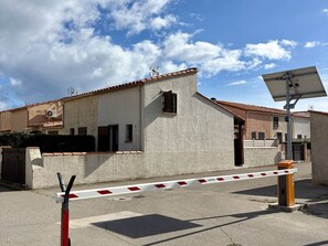 Exterior - Beachfront House with Direct Access, A/C, Private Parking, Sleeps 4 (Le Barcarès)