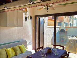 Outdoor dining - Beachfront House with Direct Access, A/C, Private Parking, Sleeps 4 (Le Barcarès)