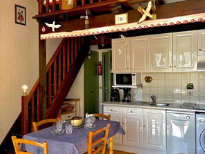 Fridge, microwave, oven, stovetop - Beachfront House with Direct Access, A/C, Private Parking, Sleeps 4 (Le Barcarès)