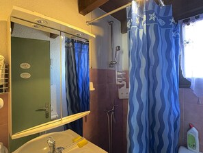 Bathroom - Beachfront House with Direct Access, A/C, Private Parking, Sleeps 4 (Le Barcarès)