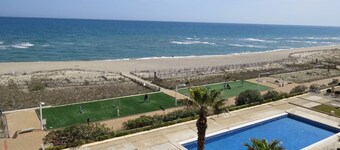 Seaside apartment with terrace and secure parking