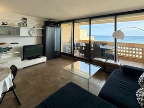 TV - Seaside apartment with terrace and secure parking (Le Barcarès)