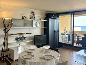 Dining - Seaside apartment with terrace and secure parking (Le Barcarès)