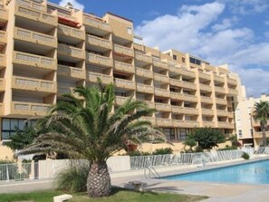 Pool - Seaside apartment with terrace and secure parking (Le Barcarès)