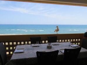 Outdoor dining - Seaside apartment with terrace and secure parking (Le Barcarès)